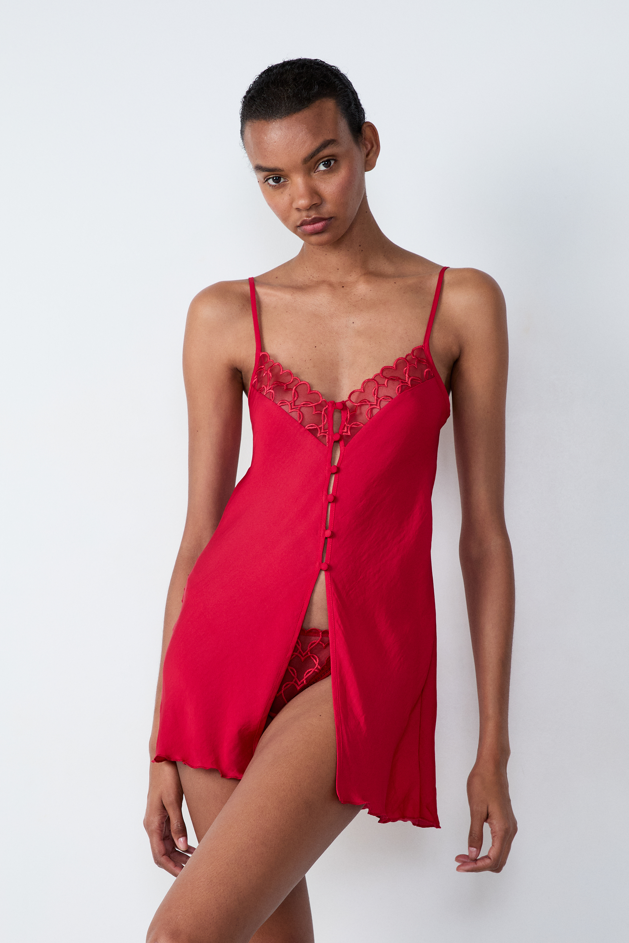 Nuisette courte satinée à cœurs