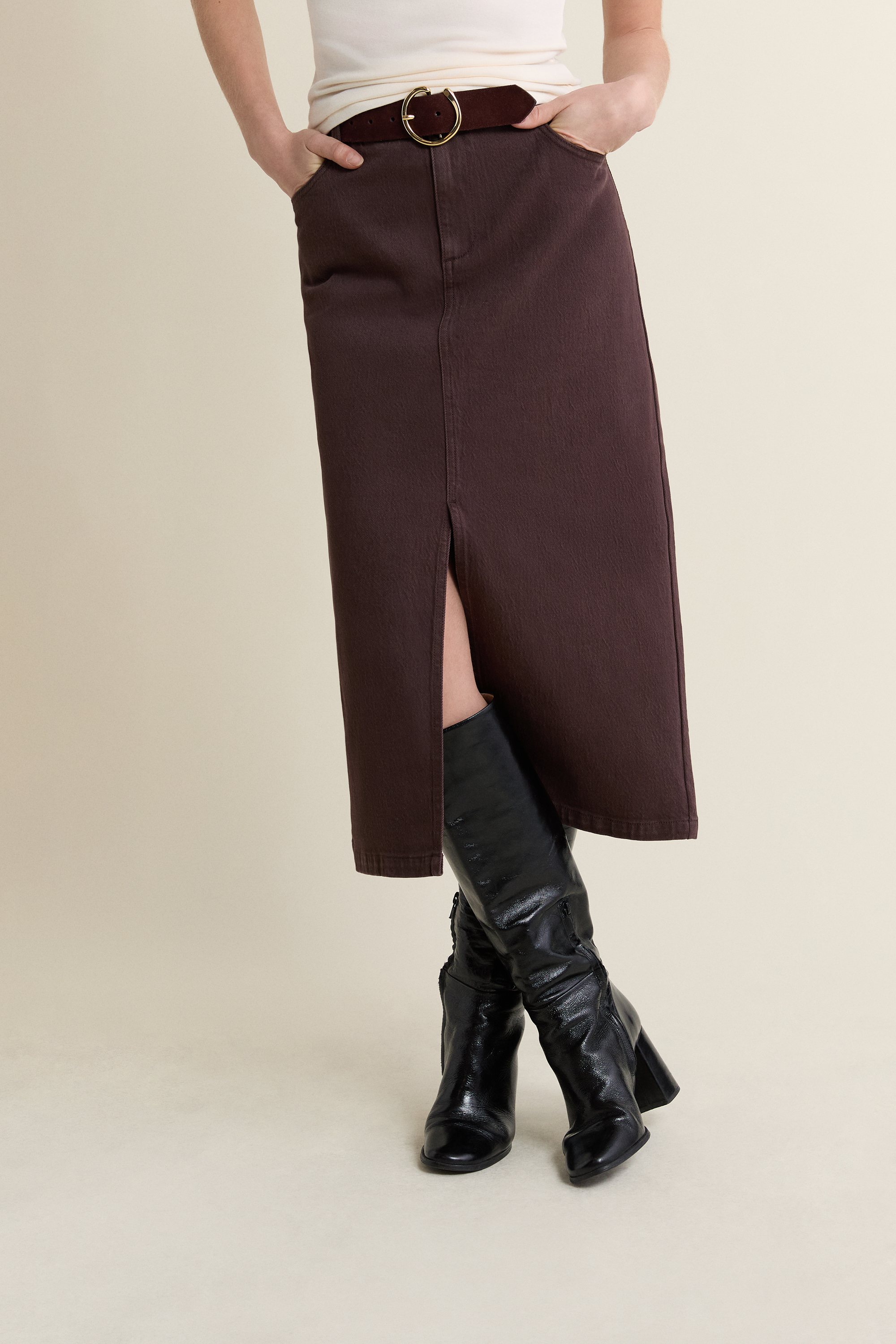 Jupe midi en jean — comment composer un look parisien et trouver les pièces du vestiaire parisien