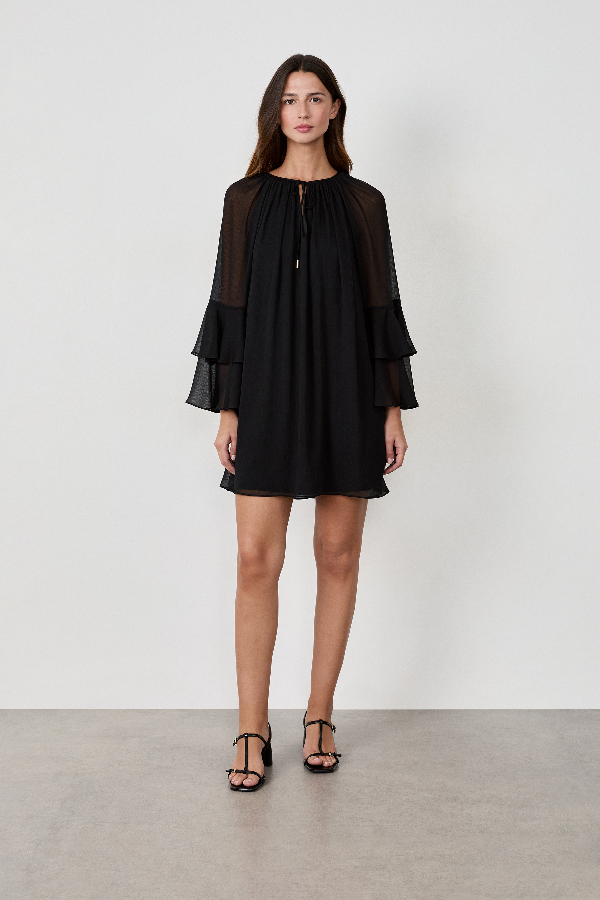 Robe courte avec manches à volants